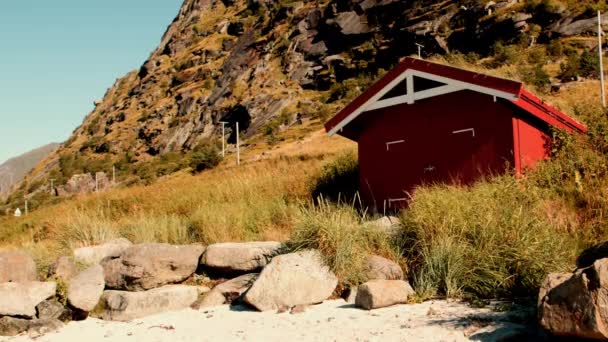 Plano Estático Pintoresco Granero Rojo Enclavado Paisaje Montañoso Durante Día — Vídeos de Stock