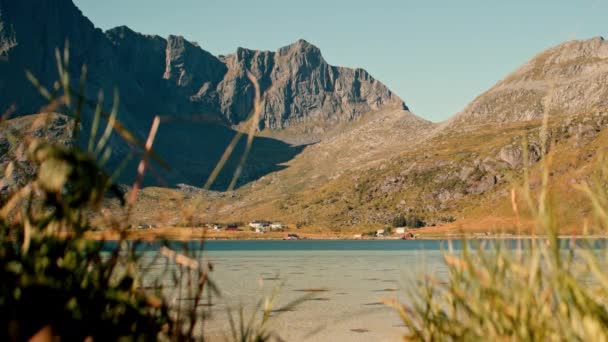 壮大な山の景色を補完した美しい海辺の美しさ — ストック動画