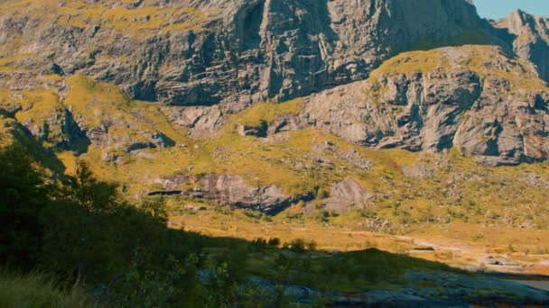 左から右に広がるパノラマビュー 息をのむような山脈の素晴らしさを捉える — ストック動画