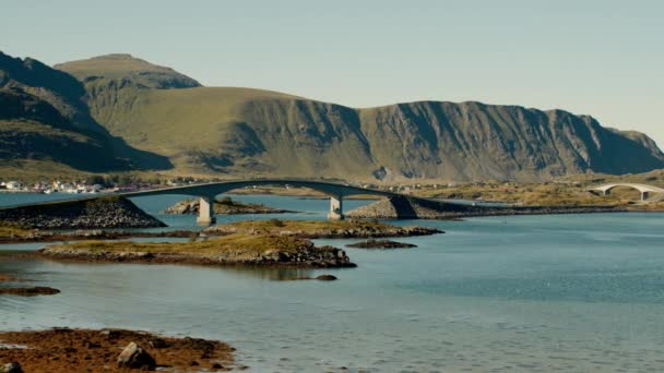 エレガントな橋は ロフテン諸島の素晴らしい景色に対してアジアの海に優雅に広がります — ストック動画