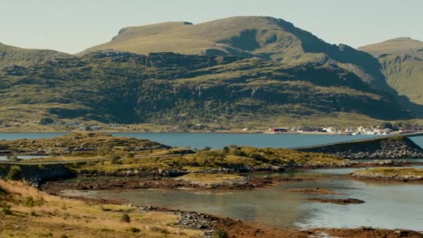 这是一张从左到右的全景全景照片 展示了白天在挪威崎岖海岸的戏剧性背景下 标志性的弗莱德旺大桥 — 图库视频影像