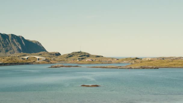 エレガントに右から左に広がる魅惑的なパノラマの視点は ノルウェーの険しい海岸線に沿って調和のとれた有名なフレッドバンブ橋を明らかにします — ストック動画
