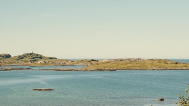 一幅迷人的全景 优雅地从左向右俯瞰 展现了挪威崎岖海岸线上标志性的弗莱德旺大桥 — 图库视频影像