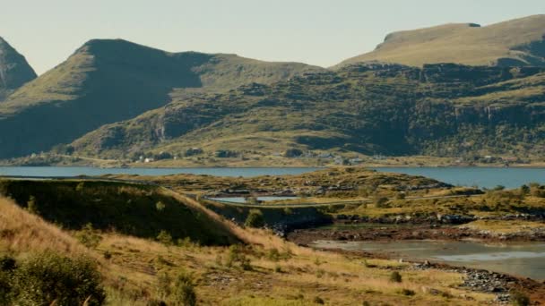 魅惑的なパノラマは ノルウェーの険しい海岸線の間に設定された象徴的なフレドヴァンブリッジを明らかにし 左から右に優雅に広がります — ストック動画