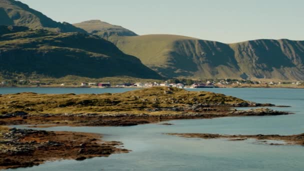 一幅迷人的全景从左向右优雅地展开 展现了坐落在挪威崎岖的海滨美景中的著名佛洛凡桥 — 图库视频影像