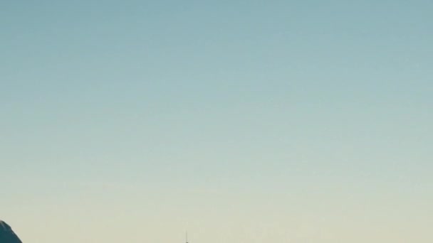 아래쪽 기울기 하늘의 광대한 배경을 프레드뱅 다리를 드러냅니다 — 비디오