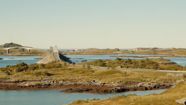 노르웨이의 험준한 해안선에 자리잡은 상징적인 프레드뱅 브릿지 Fredfang Bridges 드러내며 — 비디오