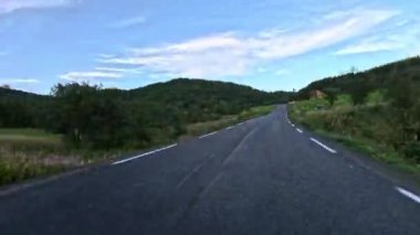 Gündüz vakti görkemli dağ manzaralı bir arabayla nefes kesen hızlı bir yolculuk.