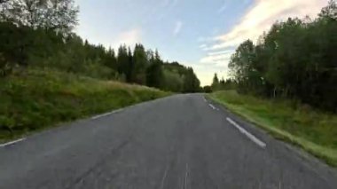 Gündüz vakti Norveç 'in dolambaçlı yollarında büyüleyici bir hızlandırılmış yolculuk