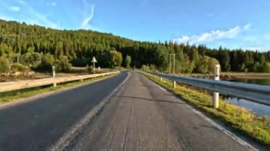 Gündüz vakti Norveç 'in pitoresk bir köprüsünü geçmek