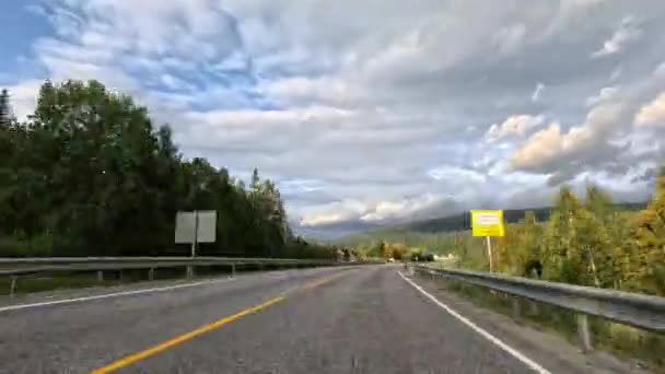 穿越挪威山清水秀的山清水秀的道路 — 图库视频影像