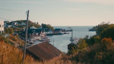 Sakin sular, Norveç 'in manzaralı bir köyünde sakin bir deniz manzarası olan Sorvagen' in sakin limanında demirlemiş tekneleri kucaklıyor.