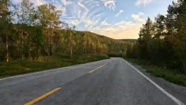 Zwiedzanie Oszałamiających Krajobrazów Norweskich Tras Widokowych Czasie Zachodzącego Słońca — Wideo stockowe
