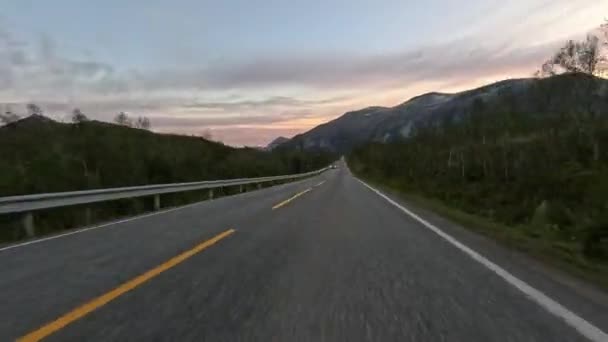 Napęd Hiperpoślizgowy Krętej Drodze Widokiem Góry Norwegii Podczas Zachodu Słońca — Wideo stockowe