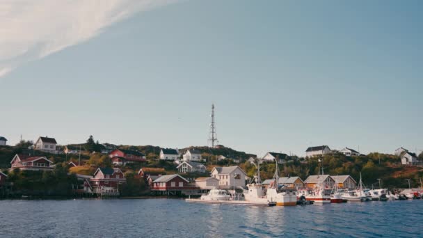 ボートが風光明媚な風景を点検し 沿岸生活の本質を捉える絵のような漁村 — ストック動画