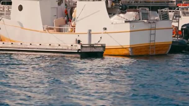 Ocelové Pontonové Doky Stojí Vedle Pevného Rybářského Člunu Připraven Vyplout — Stock video