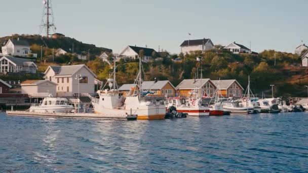 Sorvagen Balıkçı Köyünün Huzurlu Cazibesi Rıhtımdaki Teknelerin Manzaralı Rıhtımı Süslediği — Stok video