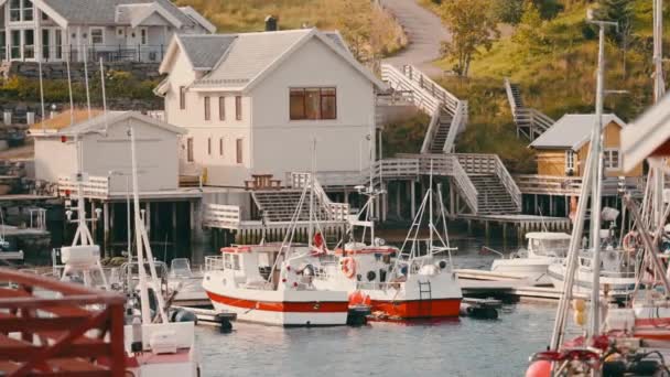 Sorvagen的渔村有靠岸的渔船 景色迷人 — 图库视频影像