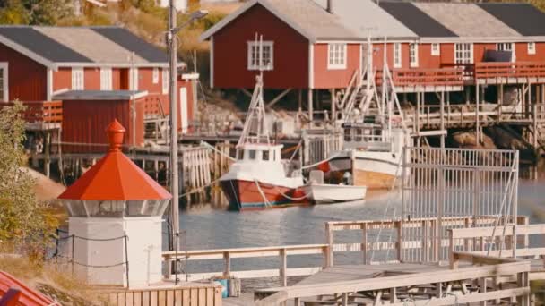 昼間のソルヴェーゲンに囲まれた風光明媚な漁村の魅惑的な美しさ — ストック動画