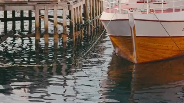 Een Schip Veilig Afgemeerd Serene Wateren Van Sorvagen Harbor Afwachting — Stockvideo