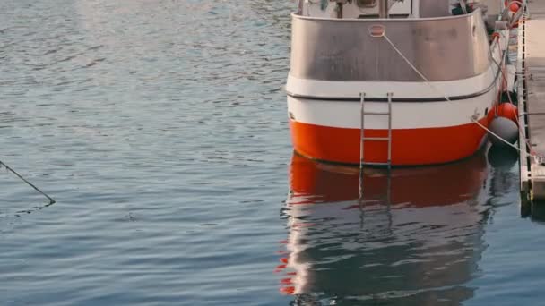 Barco Pesca Ligado Com Segurança Uma Doca Pontão Aço Porto — Vídeo de Stock