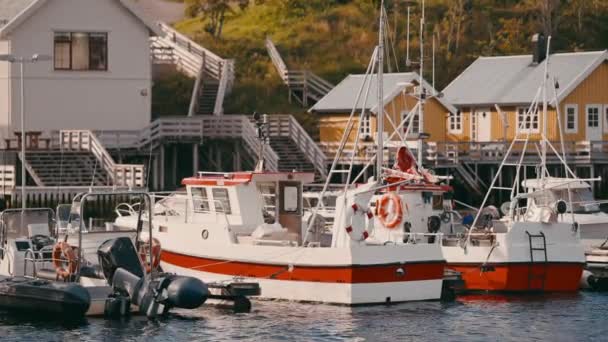 在挪威风景秀丽的海上避风港Sorvagen平静的港口和平停泊的渔船 — 图库视频影像