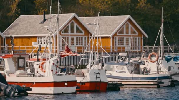 Sorvagen的乡村小木屋 上面停着停泊的船只 俯瞰平静的水面 — 图库视频影像