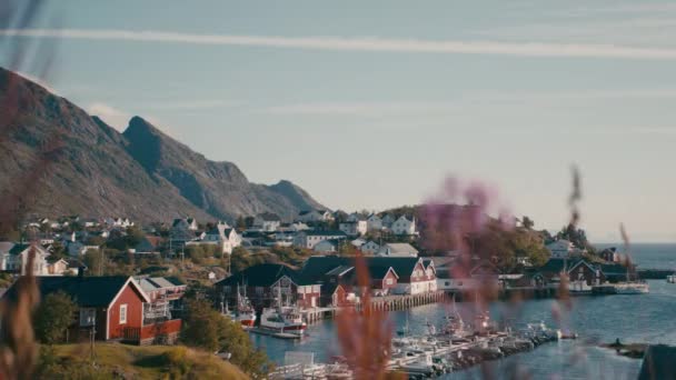 Sorvagen Harbor Genesteld Tegen Een Achtergrond Van Prachtige Berglandschappen — Stockvideo