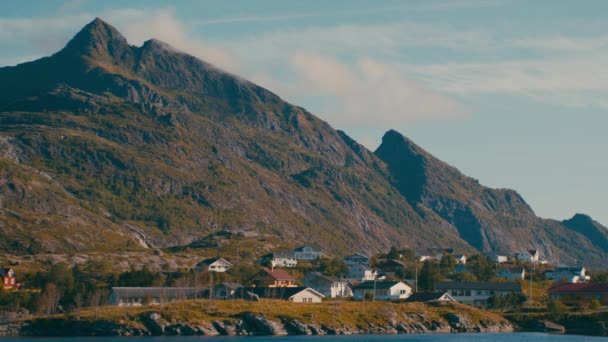 ソルヴェーゲンの漁村は昼間の風光明媚な山の背景に設定されています — ストック動画