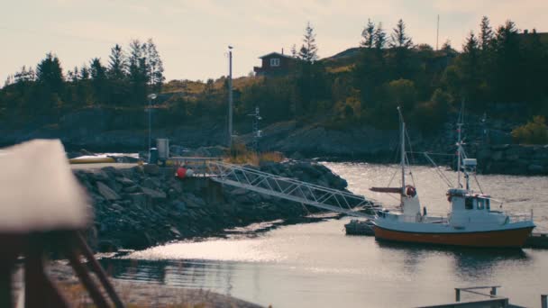 Μια Βάρκα Αγκυροβολημένη Μια Κρεμαστή Γέφυρα Αναμειγνύοντας Στοιχεία Του Νερού — Αρχείο Βίντεο