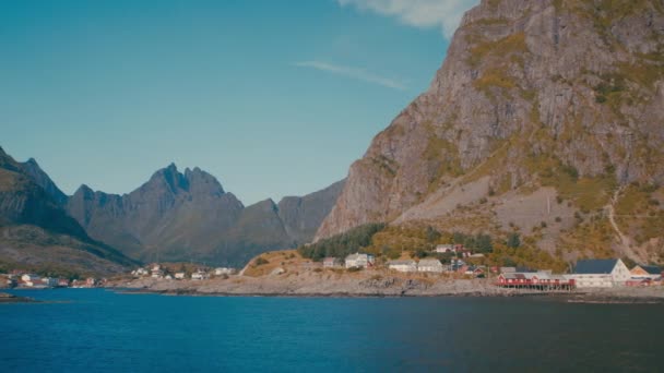 오른쪽에서 왼쪽으로 낮에는 Sorvagen 항구의 마을을 보여주는 — 비디오