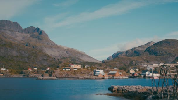 壮大な山の背景 自然の美しさと人間の居住の調和のとれたブレンドに設定された牧歌的な沿岸村 — ストック動画