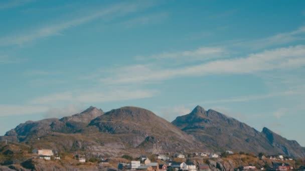 俯瞰高山和Sorvagen沿海渔村的日景的下降倾斜 — 图库视频影像