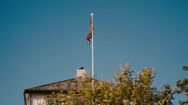 Steagul Național Norvegiei Grație Briza Blândă Fundalul Unui Cer Albastru — Videoclip de stoc