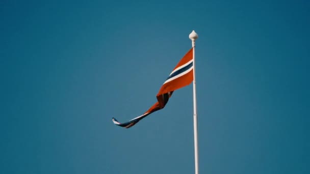 Die Norwegische Flagge Weht Vor Dem Hintergrund Eines Lebhaften Wolkenlosen — Stockvideo