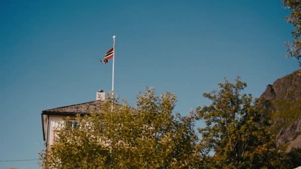 Die Ikonische Rot Weiß Blaue Norwegische Nationalflagge Weht Stolz Der — Stockvideo