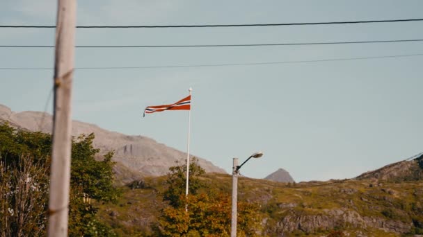 国旗自豪地在雄伟的山景和迷人的自然景观中飘扬 — 图库视频影像