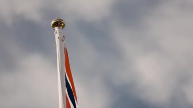 Gündüz vakti Norveç bayrağını gösteren bayrak direğinin detaylarının düşük açılı görüntüsü