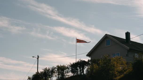 Bandera Noruega Desplegada Junto Una Vivienda Residencial Olas Viento Durante — Vídeos de Stock