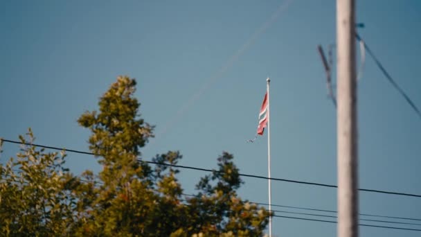노르웨이 국기는 낮에는 고전적인 가로등 우아하게 있습니다 — 비디오