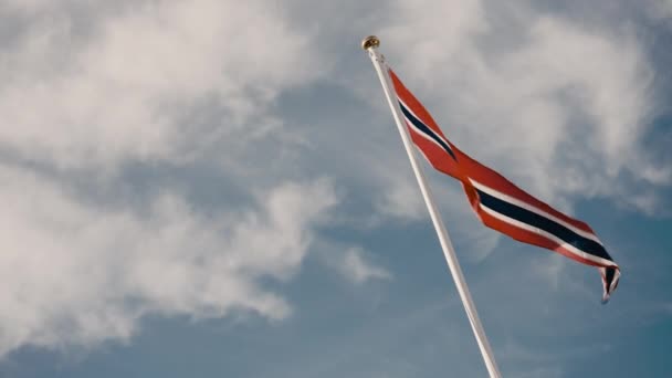 Tagsüber Weht Eine Norwegische Flagge Tiefflug — Stockvideo
