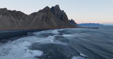Havadaki Vestrahorn Dağlarını Keşfediyor