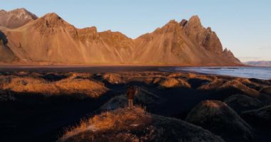 Majestic Vestrahorn Dağı 'nın Yanındaki Adam