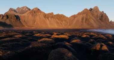 Vestrahorn Dağı 'nın yanındaki adam.