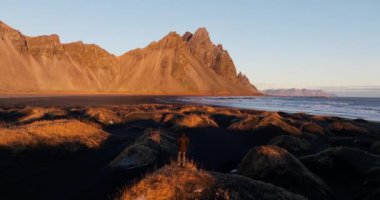 Sahildeki Vestrahorn Dağı Havası