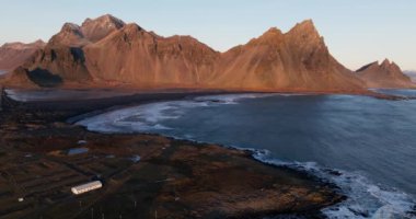 Vestrahorn Dağı Deniz kenarında
