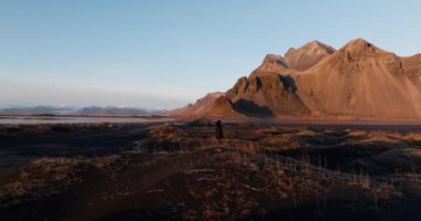 Vestrahorn Dağı 'na Yakın Adam