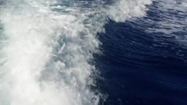 Girit 'te güzel bir tekne gezisi, kameranın temiz ve mavi suları yakaladığı, her küçük dalgada güzelliği açığa çıkardığı yer.
