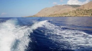 Girit 'in büyüleyici mavi sularında nazikçe süzülerek, bu Akdeniz cennetinin pitoresk zemininde gezinmenin huzur dolu özünü yakalıyor.