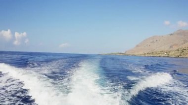 Girit 'in büyüleyici mavi sularında yavaşça süzülerek, bu Akdeniz cennetinin pitoresk zemininde süzülen dingin duyguyu yakalıyor.